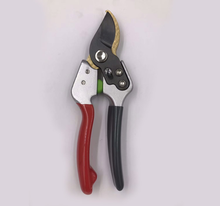 Heavy duty hand pruner